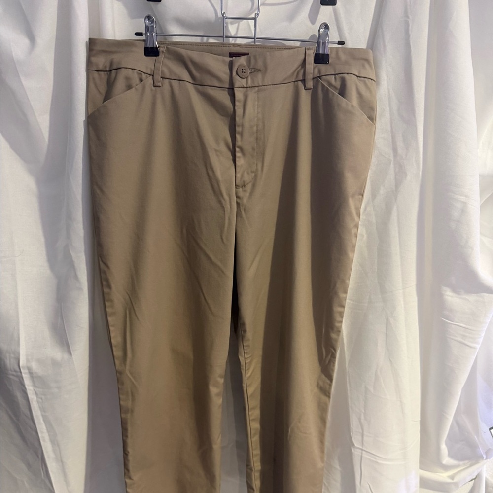 Lee Women’s Tan Wrinkle Free Straight Leg Pants. Perfect for casual work outfit.